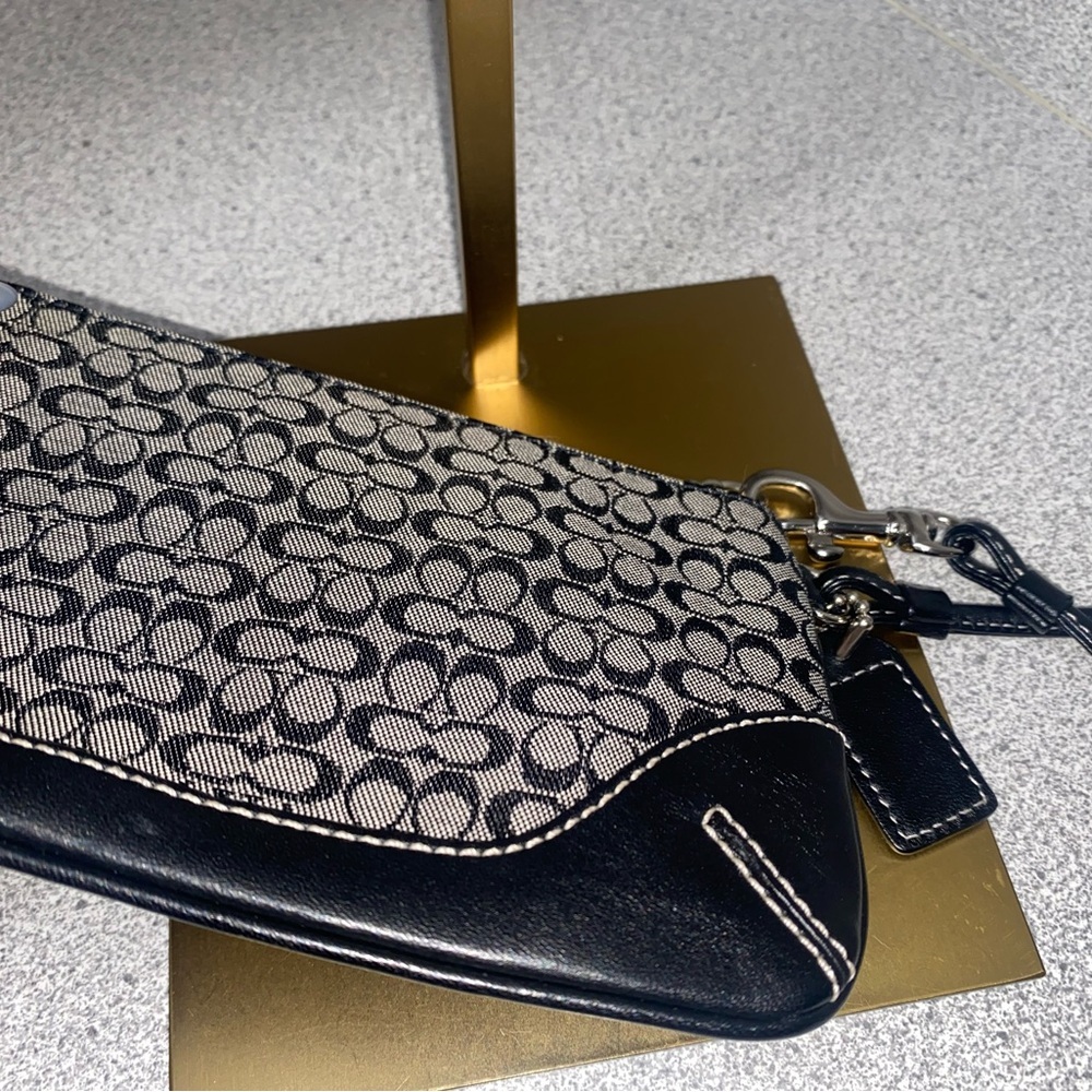 Coach Vintage Signature SoHo Wristlet GUC - Picture 7 of 11